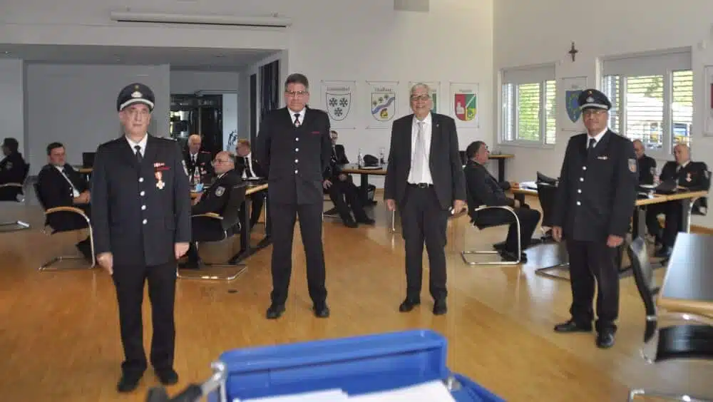 Michael Hendricks (zweiter v. links) erhielt von der Wehrführung der Feuerwehr Bedburg-Hau eine besondere Auszeichnung für 25 Jahre Presse- und Öffentlichkeitsarbeit.