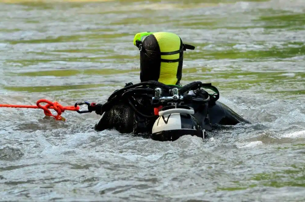 Rettungstaucher suchten in der Nacht auf den 23. September 2020 nach einer Person, die in der Weser vermutet wurde.
