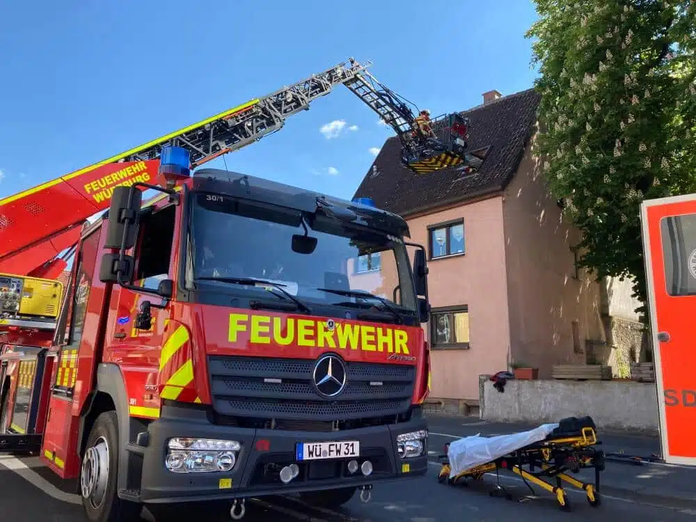 Kreativ wurde die Berufsfeuerwehr Würzburg bei der Rettung einer Patientin aus dem Dachgeschoss eines Hauses in Versbach.