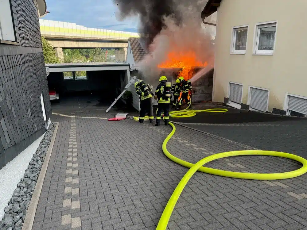 Am Abend des 5. August 2021 stand eine Garage im Olper Orsteil Saßmicke in Vollbrand.