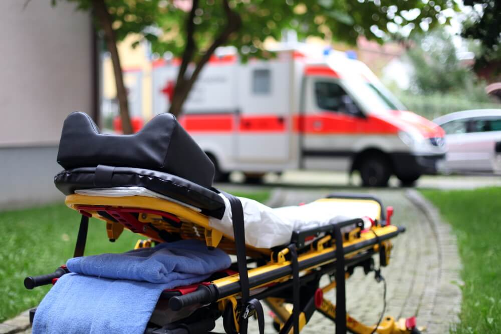 Nach einem Sturz von einer Rettungstrage klagte ein Patient auf Schadensersatz, scheiterte aber sowohl vor dem Oberlandesgericht, als auch vor dem Bundesgerichtshof.