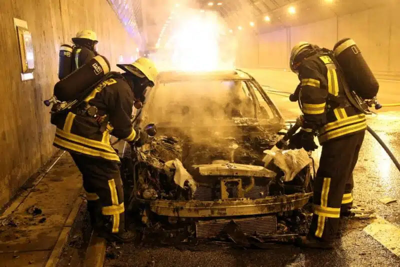 Einsatzkräfte löschen den brennenden Motor.