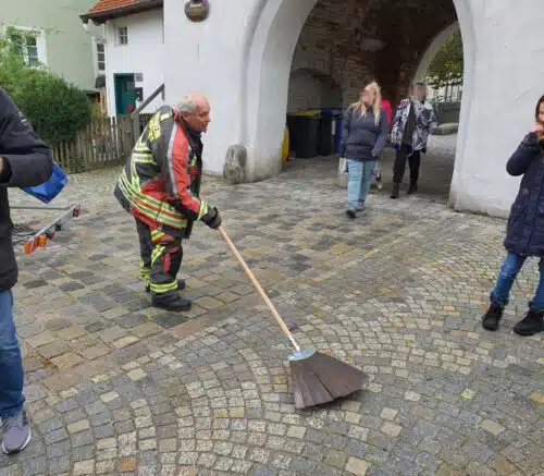 Demonstration: Handhabung der Feuerpatsche