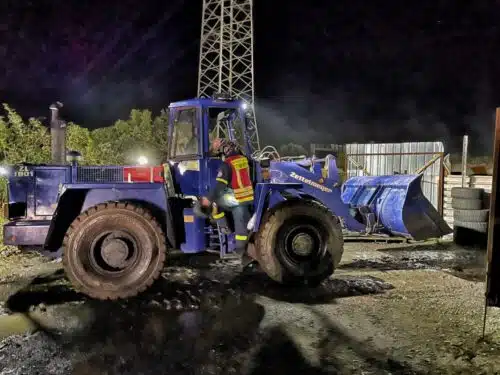 Radlader des THW im Einsatz