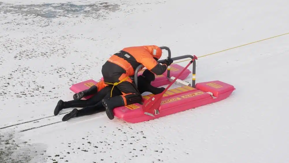 eisrettungsschlitten im einsatz