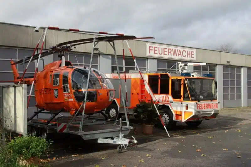 Das Feuerwehrmuseum Frankfurt mit zwei Exponaten vor dem Eingang