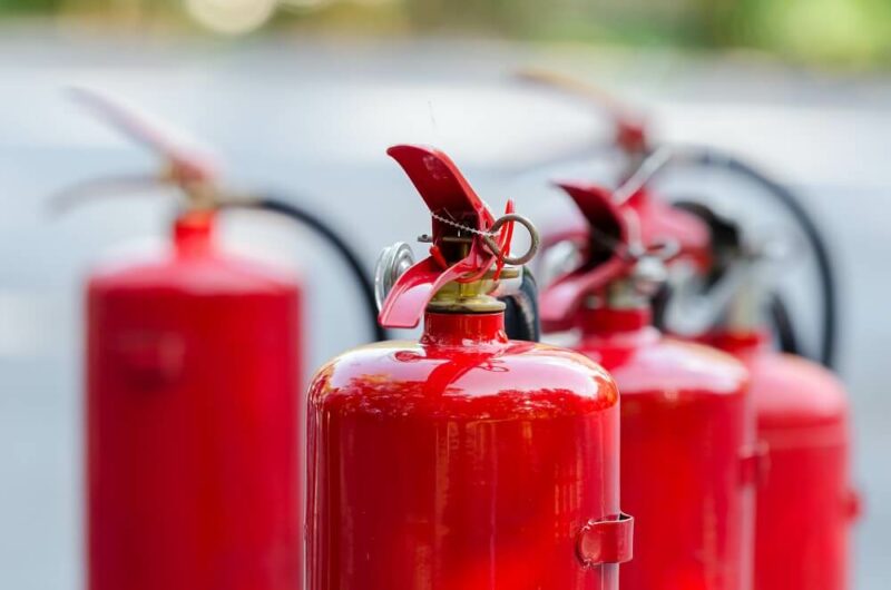 Viele verschiedene Feuerlöscher