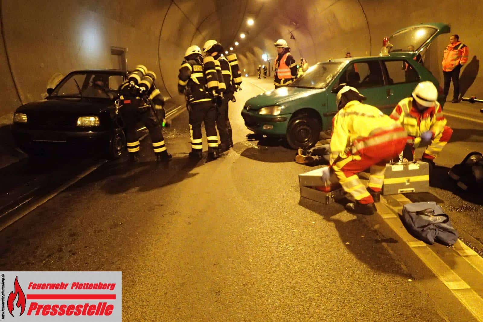 Kollision im Tunnel Autos fangen Feuer