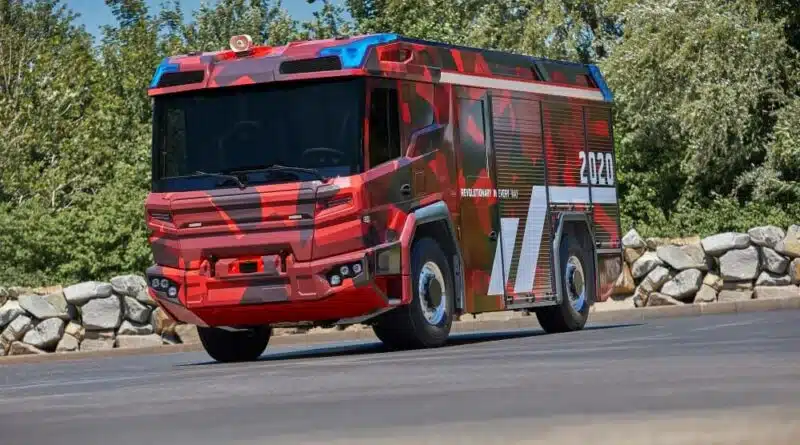 Rosenbauer präsentiert mit dem RT sein erstes hybrides Feuerwehrfahrzeug