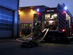 Wasserversorgung aus dem Löschfahrzeug.