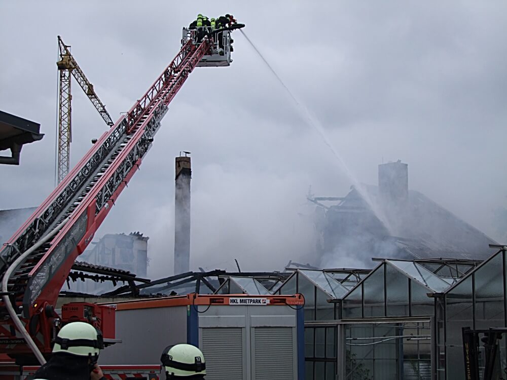 Brandbekämpfung Lagerhalle