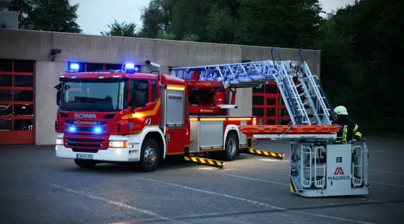 Mit der Drehleiter retteten Einsatzkräfte der Freiwilligen Feuerwehr Bad Salz