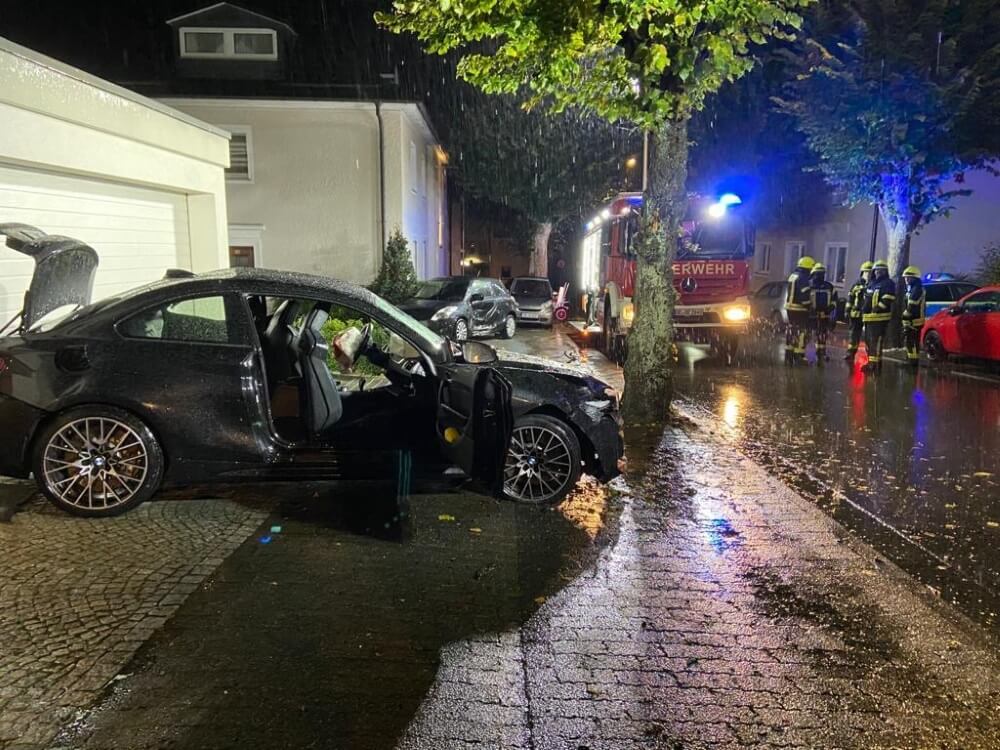 Eine Autofahrt in Olpe endete tragisch in einem Verkehrsunfall, bei dem vier Personen schwer verletzt wurden. Der Fahrer erlag noch in der Nacht seinen Verletzungen.