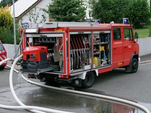 Über mehrere hundert Meter musste eine Löschwasserversorgung aufgebaut werden.