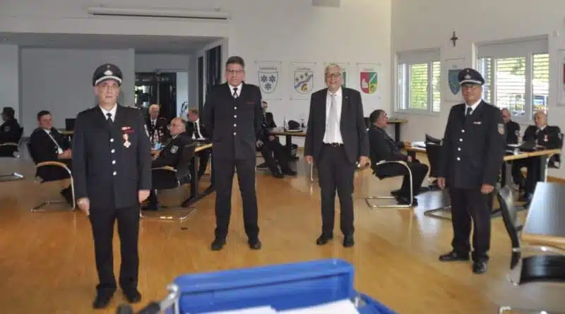 Michael Hendricks (zweiter v. links) erhielt von der Wehrführung der Feuerwehr Bedburg-Hau eine besondere Auszeichnung für 25 Jahre Presse- und Öffentlichkeitsarbeit.