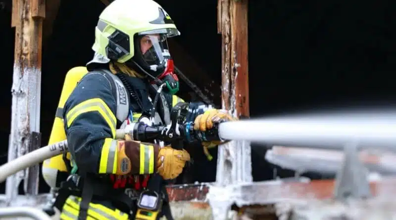 Mit Atemschutz gegen den Rauch gingen die Einsatzkräfte dann gegen das Feuer vor.