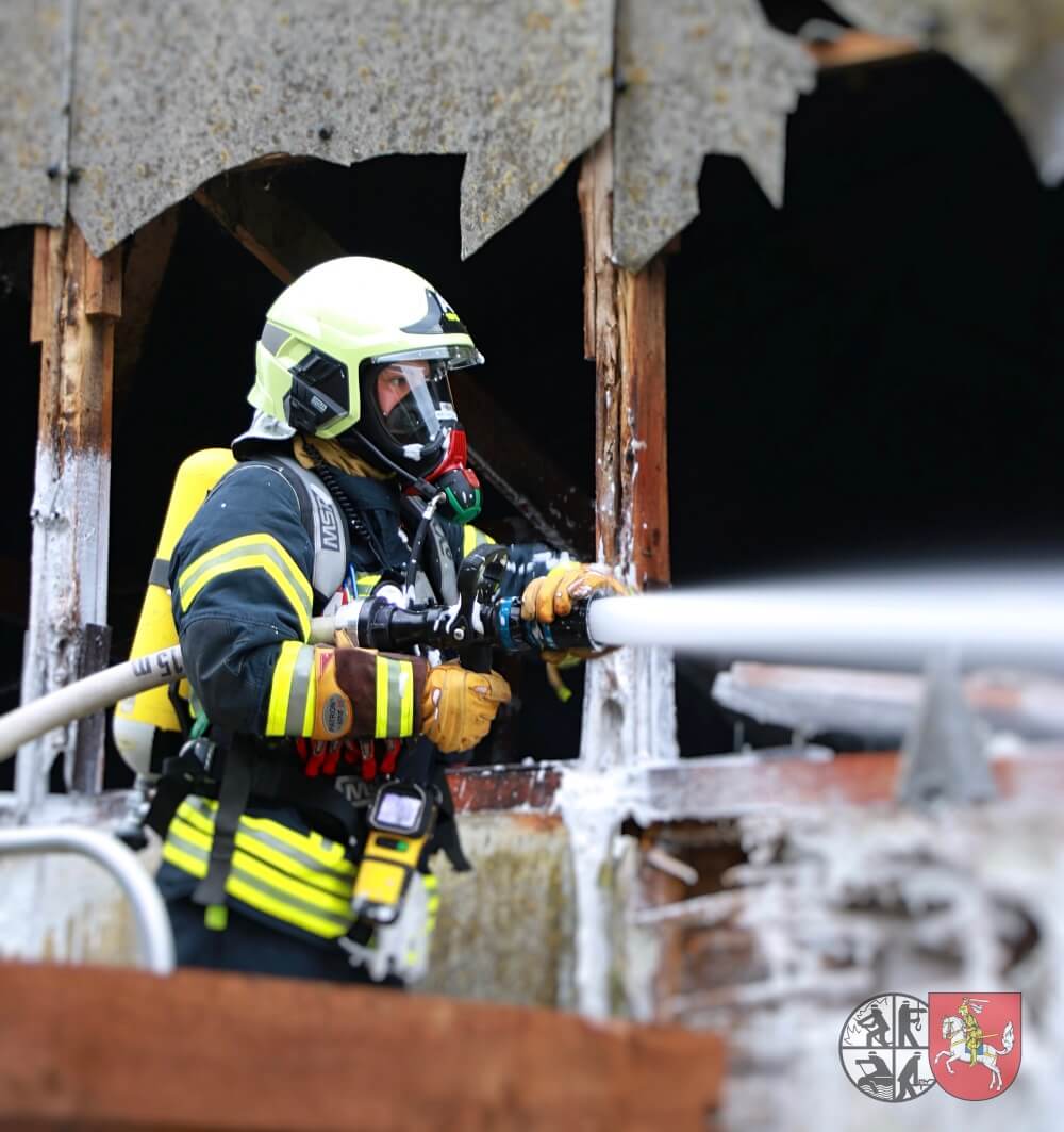 Mit Atemschutz gegen den Rauch gingen die Einsatzkräfte dann gegen das Feuer vor.