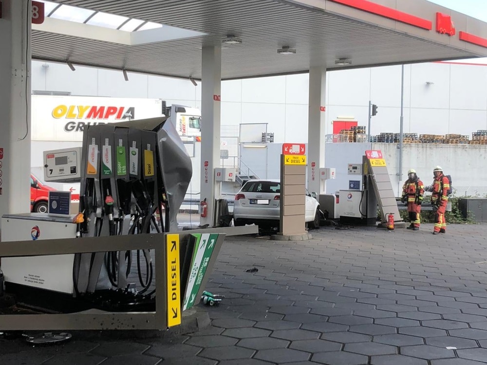 Am 02. September 2020 verunfallte eine Autofahrerin in einer Tankstelle in Velbert.