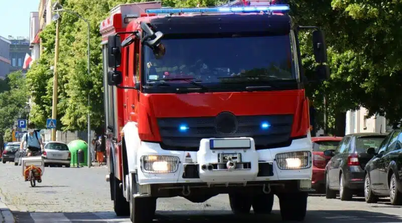 Verursacht ein Unfallfahrzeug auf Einsatzfahrzeug einen Schaden an einem anderen Verkehrsteilnehmer, so haftet hierfür die Feuerwehr.