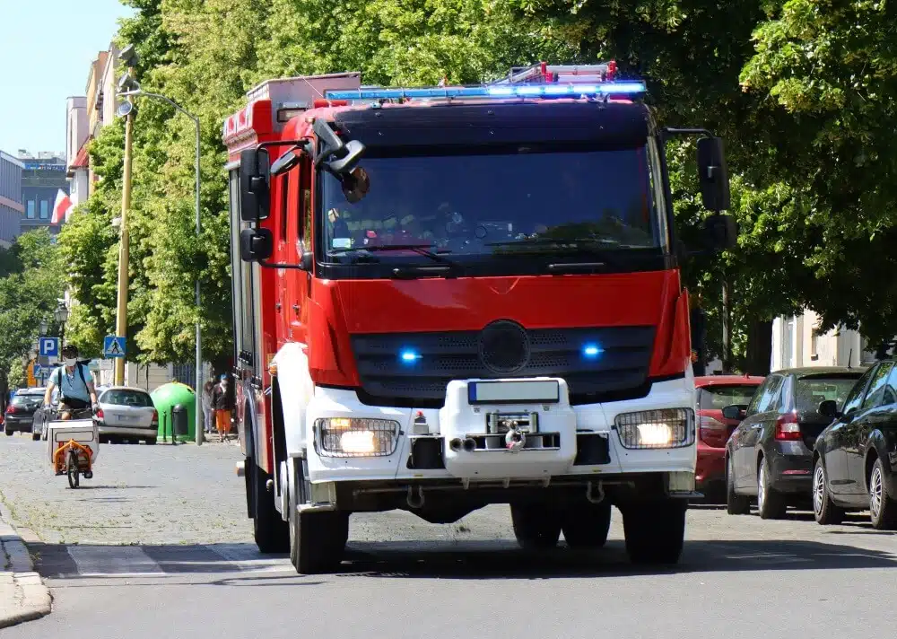 Verursacht ein Unfallfahrzeug auf Einsatzfahrzeug einen Schaden an einem anderen Verkehrsteilnehmer, so haftet hierfür die Feuerwehr.