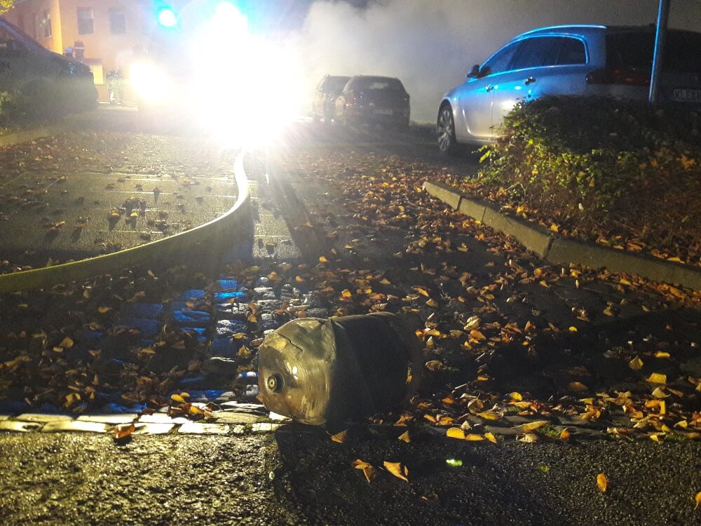 Die Propangasflasche hielt der Hitze nicht stand, zerplatzte und schoss über den Parkplatz.
