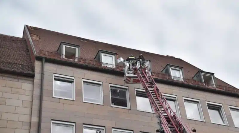 Ein durch eine Verpuffung ausgelöster Dachstuhlbrand sorgte am 28. September 2020 für einen Einsatz der Feuerwehr Nürnberg.