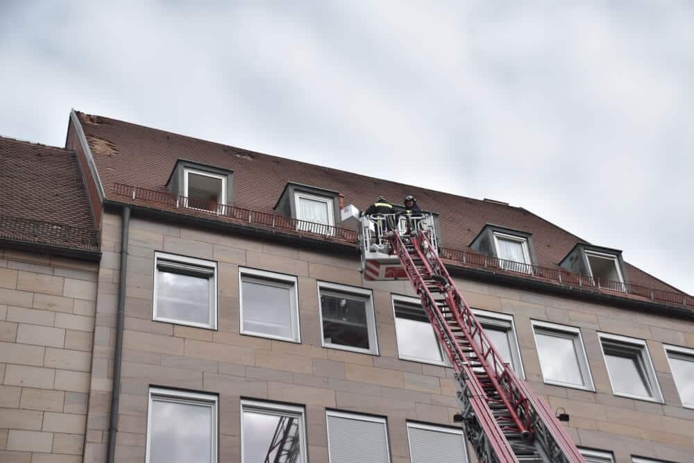 Ein durch eine Verpuffung ausgelöster Dachstuhlbrand sorgte am 28. September 2020 für einen Einsatz der Feuerwehr Nürnberg.