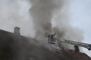 Der Außenangriff erfolgte zudem über Drehleitern.