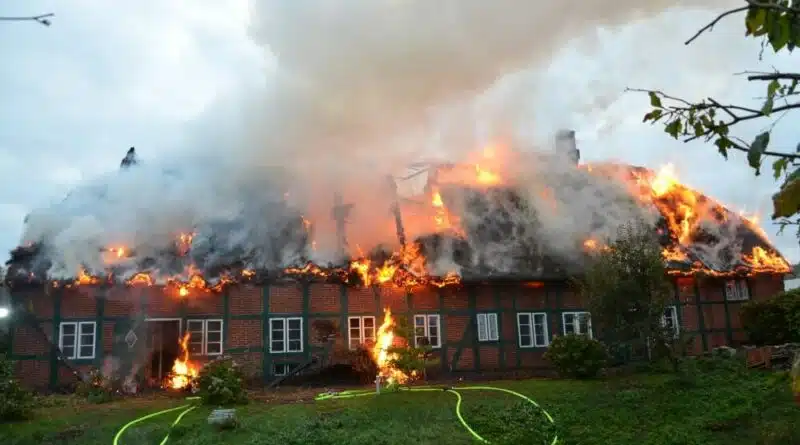Ein brennendes Reetdach auf einem Wohnhaus löste am Nachmittag des 20. Oktober 2020 einen Feuerwehreinsatz aus.