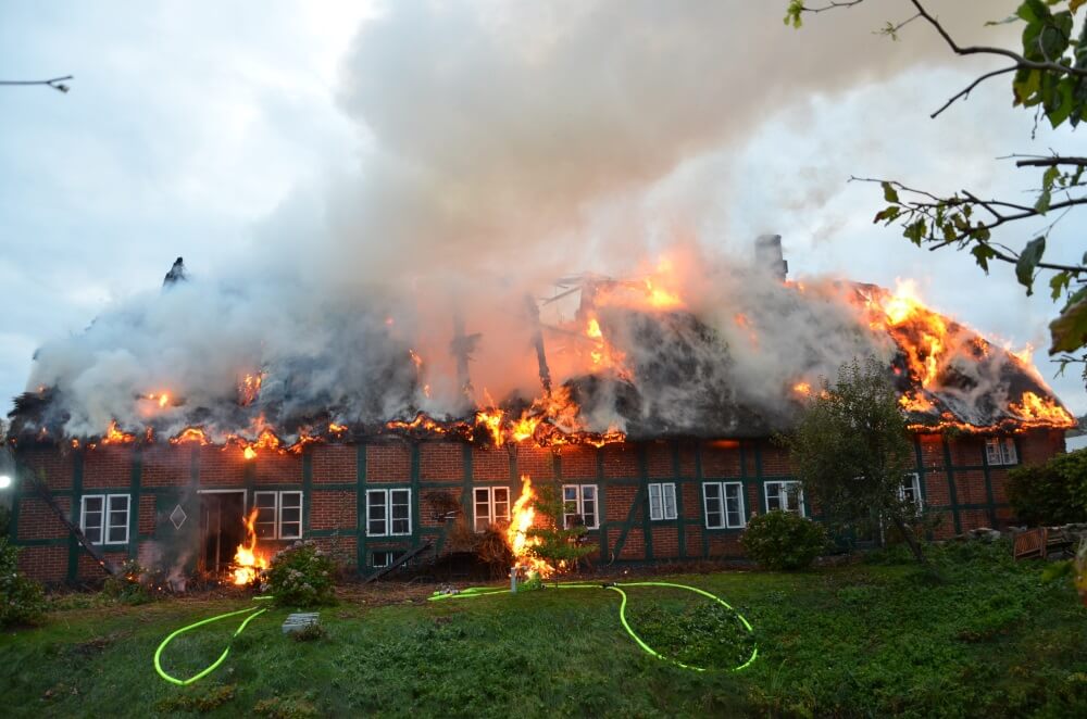 Ein brennendes Reetdach auf einem Wohnhaus löste am Nachmittag des 20. Oktober 2020 einen Feuerwehreinsatz aus.