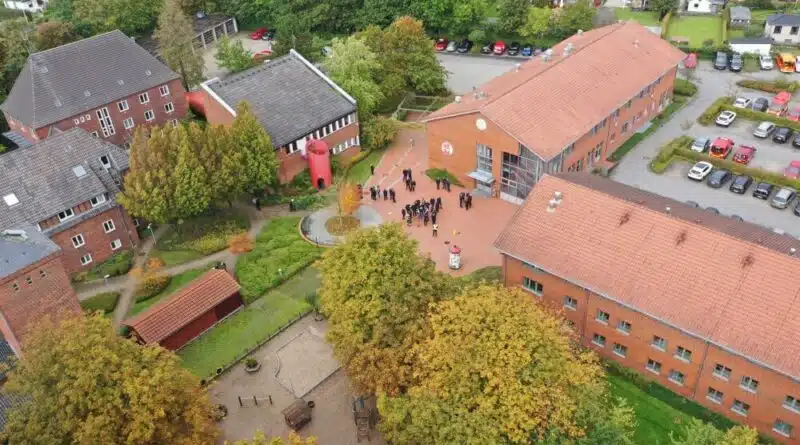 Die Landesfeuerwehrschule in Harrislee nimmt die Ausbildung von Führungskräften in der Feuerwehr und im Katastrophenschutz wieder auf.