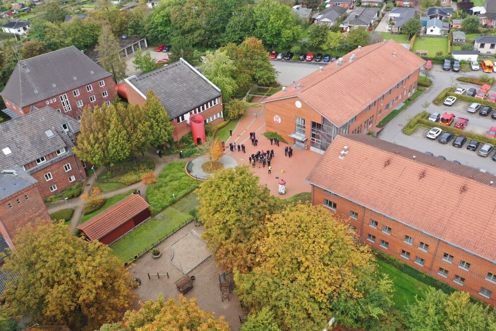 Die Landesfeuerwehrschule in Harrislee nimmt die Ausbildung von Führungskräften in der Feuerwehr und im Katastrophenschutz wieder auf.