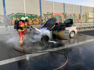 Die letzten Glutnester im Auto erstickten die Einsatzkräfte mit Löschschaum.