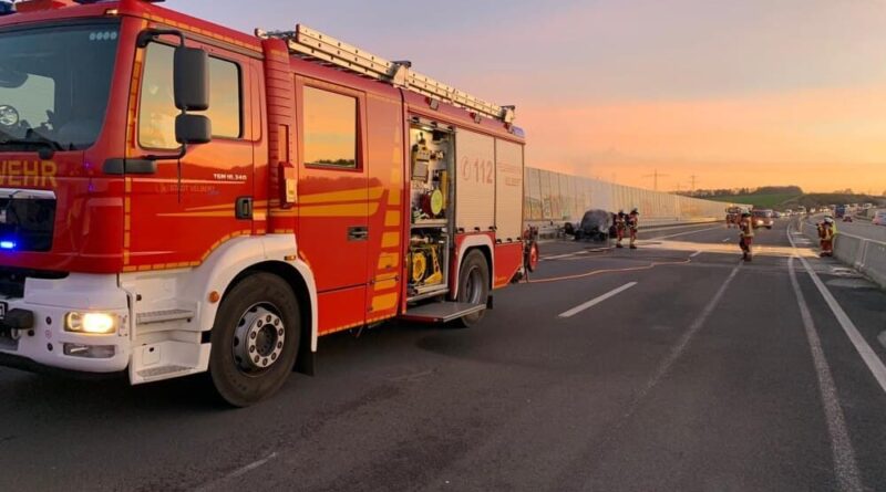 Am Morgen des 13. November 2020 wurde die Feuerwehr Velbert zu einem brennenden Auto auf die A44 alarmiert.