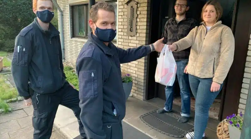 Eine süße Überraschung hatte die Feuerwehr Haan für ihre Angehörigen. Dabei unterstützte die Bäckerei Weirauch sie.