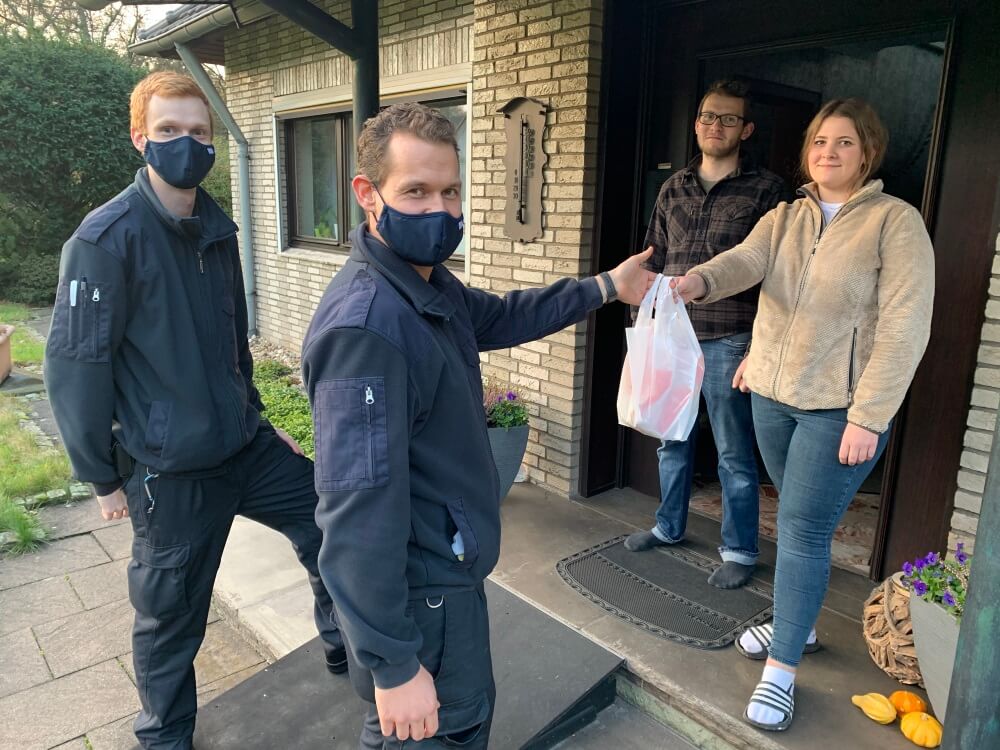 Eine süße Überraschung hatte die Feuerwehr Haan für ihre Angehörigen. Dabei unterstützte die Bäckerei Weirauch sie. 