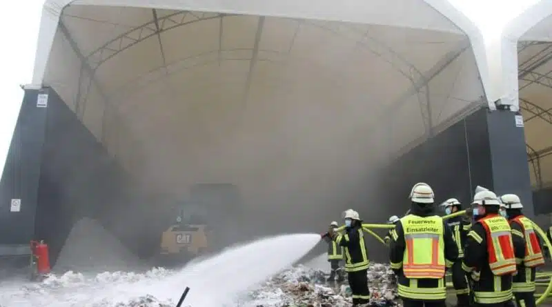 Mit einem Bagger wurde der Unrat verteilt, sodass die Einsatzkräfte die Glutnester ablöschen konnten.