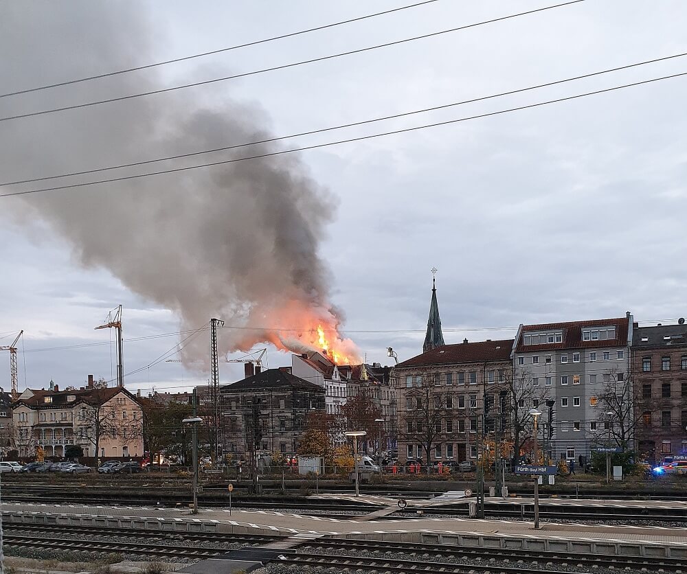 Ein in Vollbrand stehender Dachstuhl löste am 4. November 2020 einen Großeinsatz der Fürther Feuerwehren aus.