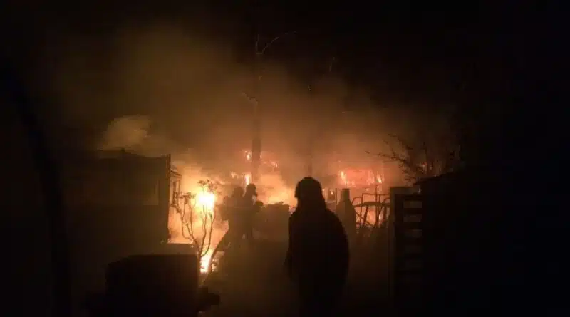 Insgesamt 12 Atemschutztrupps befanden sich im Einsatz gegen das Feuer in den Gartenlauben.