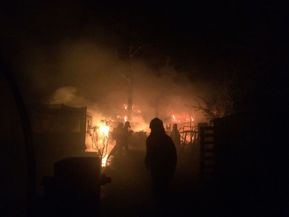 Insgesamt 12 Atemschutztrupps befanden sich im Einsatz gegen das Feuer in den Gartenlauben.