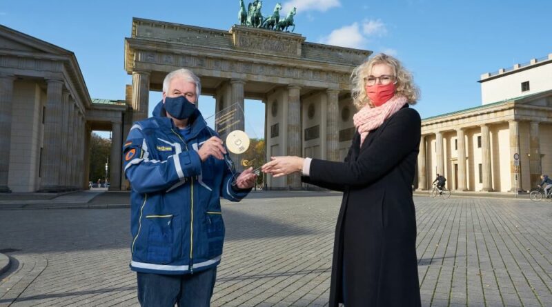 Albrecht Broemme, Initiator der Initiative "Rauchmelder retten Leben", erhält von Claudia Groetschel vom Forum Brandrauchprävention eine Auszeichnung für seine Verdienste um den