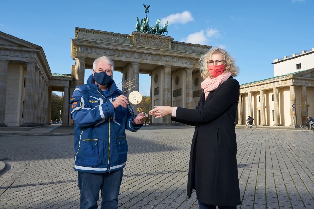 Albrecht Broemme, Initiator der Initiative "Rauchmelder retten Leben", erhält von Claudia Groetschel vom Forum Brandrauchprävention eine Auszeichnung für seine Verdienste um den Brandschutz.