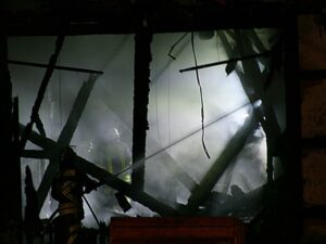 Nachdem das Feuer unter Kontrolle war, fingen die aufwendigen Nachlöscharbeiten in der Scheune an.