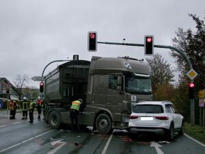 Ein Verkehrsunfall zwischen drei Pkw und einem Sattelzug veranlasste die ILS Nürnberg am 30. Oktober 2020 zu einer Großalarmierung.