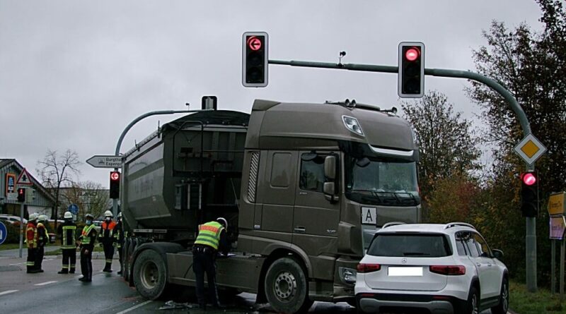Ein Verkehrsunfall zwischen drei Pkw und einem Sattelzug veranlasste die ILS Nürnberg am 30. Oktober 2020 zu einer Großalarmierung.