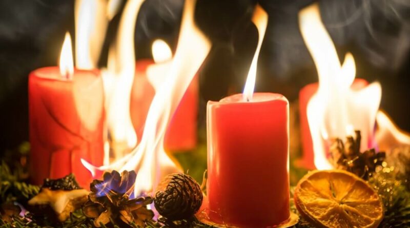Wenn in der Adventszeit die Kerzen auf dem Adventskranz oder auch am Weihnachtsbaum brennen, geht von ihnen auch eine große Gefahr aus.