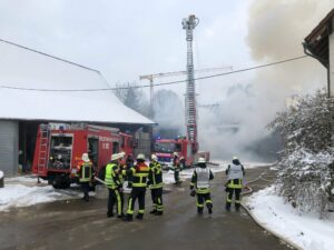 Der Dachstuhl der Scheune wurde durch die Flammen und die Löschmaßnahmen zerstört.