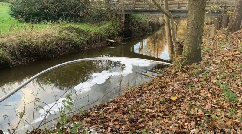 Um das Öl abzubinden, nutzten sie außerdem schwimmfähiges Bindemittel
