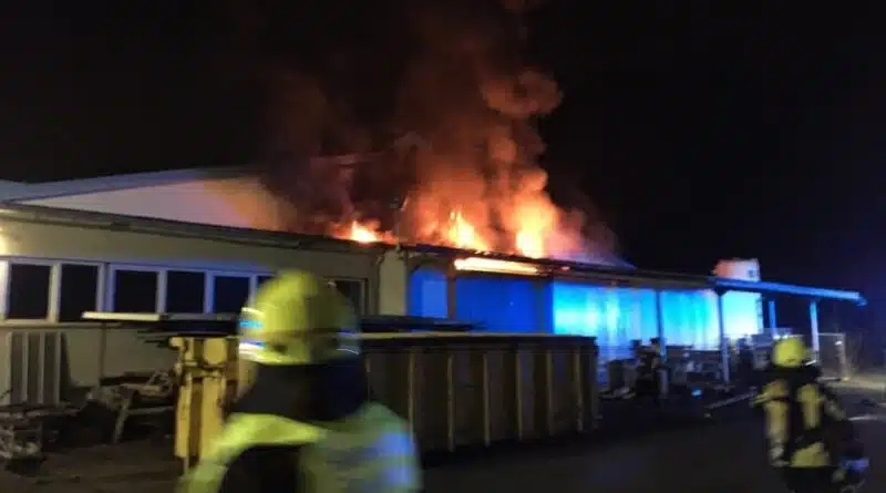 Ein Brand in einem Industriebetrieb in Olpe löste am Abend des 9. Dezember 2020 einen Vollalarm der Feuerwehr Olpe aus.