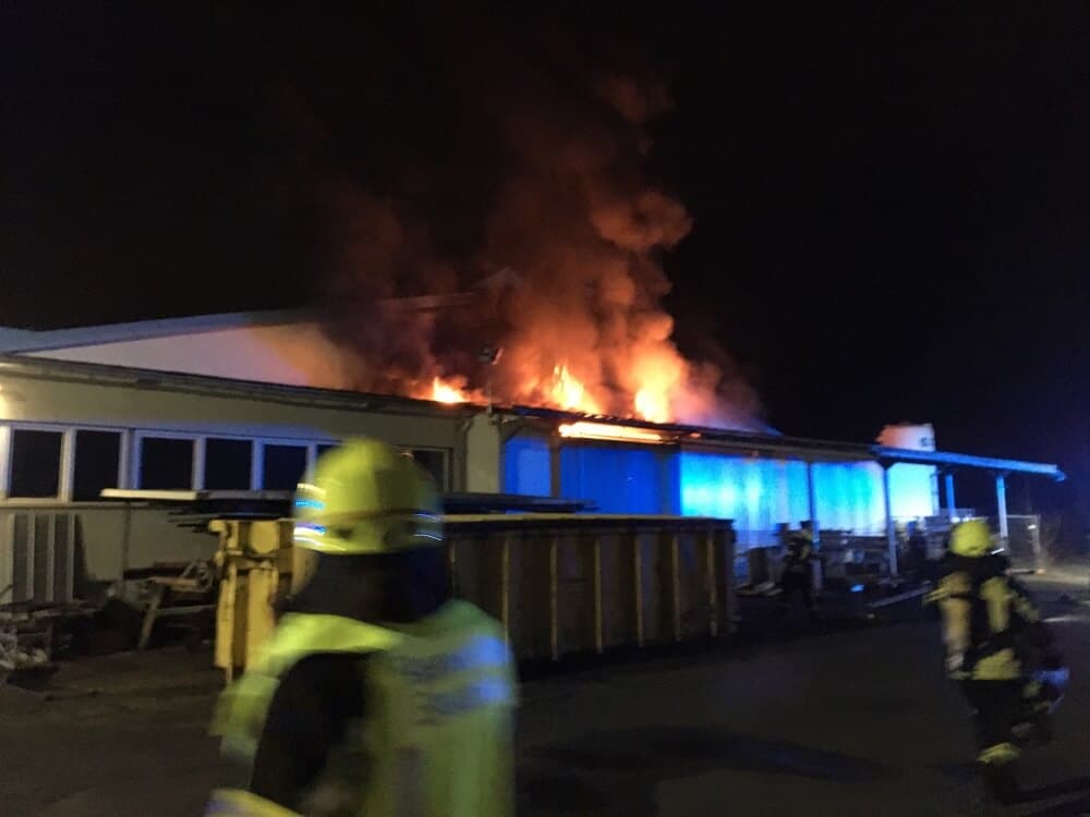 Ein Brand in einem Industriebetrieb in Olpe löste am Abend des 9. Dezember 2020 einen Vollalarm der Feuerwehr Olpe aus.